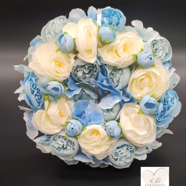 Kopogtató kék fehér virágokkal díszítve