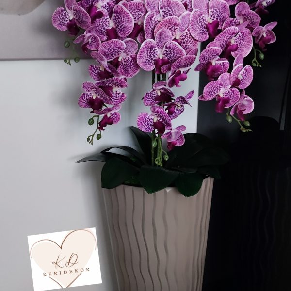 Barna hullámos kaspó 5 ágú lila orchideával kb 110cm