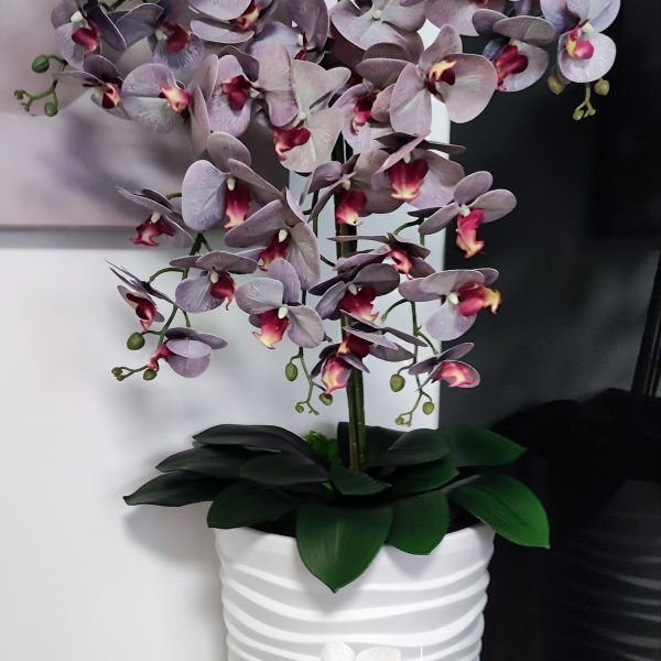 Fehér vízhullámos kaspó 5 ágú lilás orchideával   kb 110cm