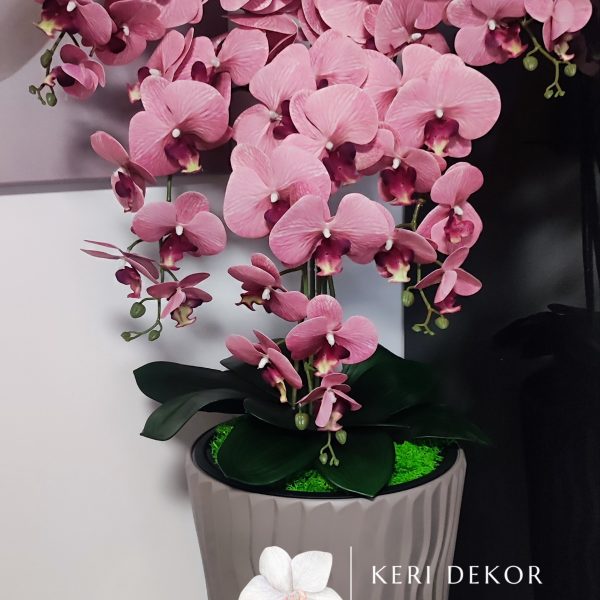 Barna hullámos kaspó 5 ágú rózsaszín orchideával kb 110cm