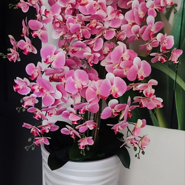 Óriás halványrózsaszín padlóvázás real touch orchidea ( 14 ágú kb 150-160cm) (fehér vízhullámos kaspóval)