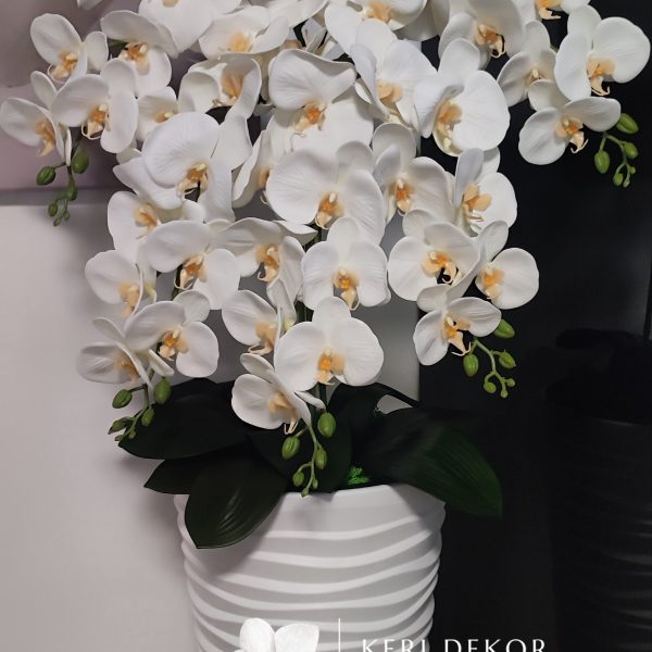 Fehér vízhullámos kaspó 5 ágú fehér sárga bibés soft touch orchideával  kb 110cm