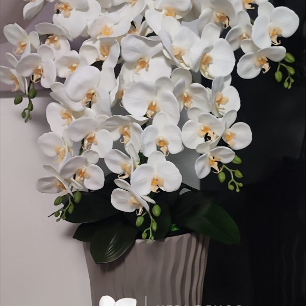 Barna hullámos kaspó 5 ágú fehér sárga bibés soft touch orchideával   kb 110cm