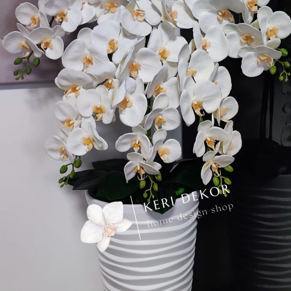 Fehér vízhullámos kaspó 5 ágú fehér sárga bibés soft touch orchideával  kb 110cm