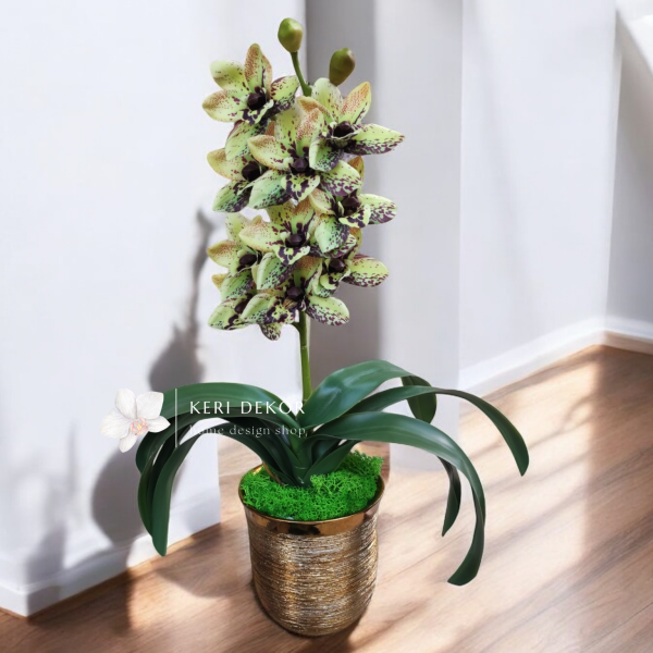 Arany kaspó 1ágú sárgásbarna cymbidium orchideával ( egyedi rendelésre készül, az orchidea színe választható)