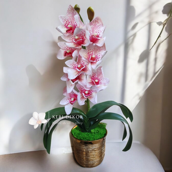 Arany kaspó 1ágú rózsaszín pöttyös cymbidium orchideával ( egyedi rendelésre készül, az orchidea színe választható)