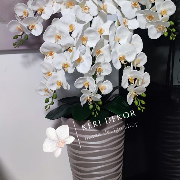 Barna vízhullámos kaspó 5 ágú fehér sárga bibés soft touch orchideával  kb 110cm